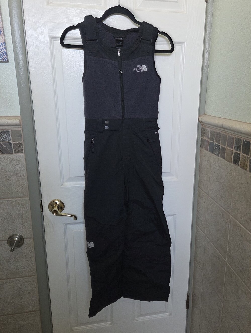 The North Face Snowdrift Boys Black & Gray Insultated Ski/Snow Bib Outdoors Med.